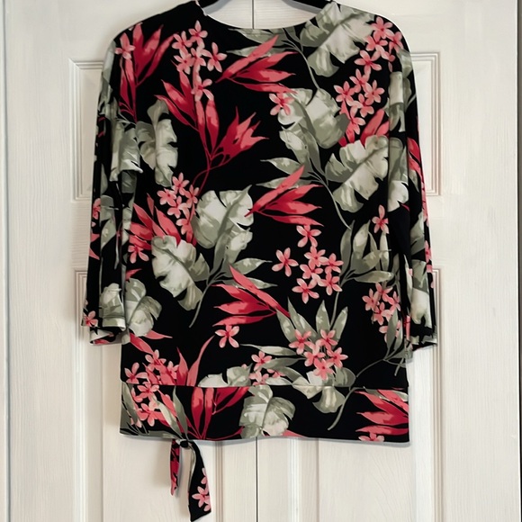 Chico size 0 .Three quarter length sleeve floral top. - Picture 3 of 3